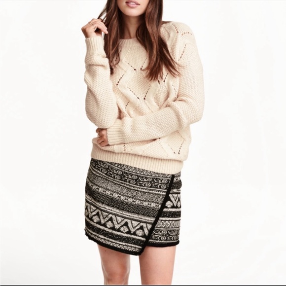 H&M Jacquard Weave Black and Cream Faux Wrap Fringe Mini Skirt Sz 6 - Picture 2 of 6